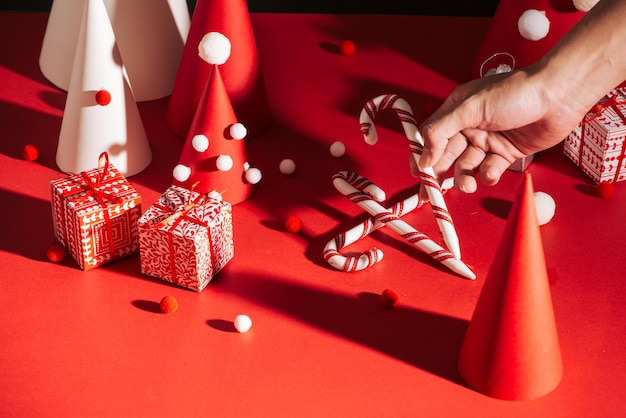 Arbre de Noël créatif en papier sur fond rouge