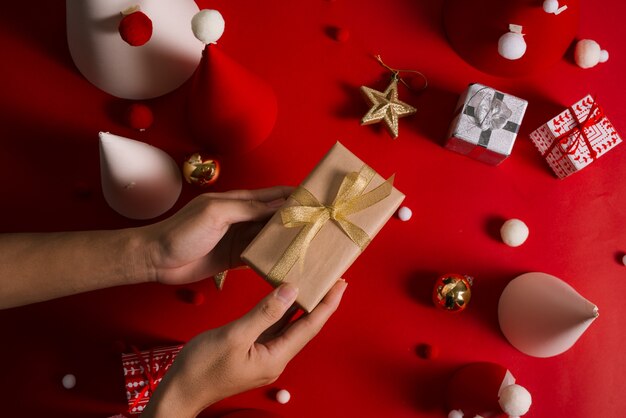 Arbre de Noël créatif en papier sur une surface rouge