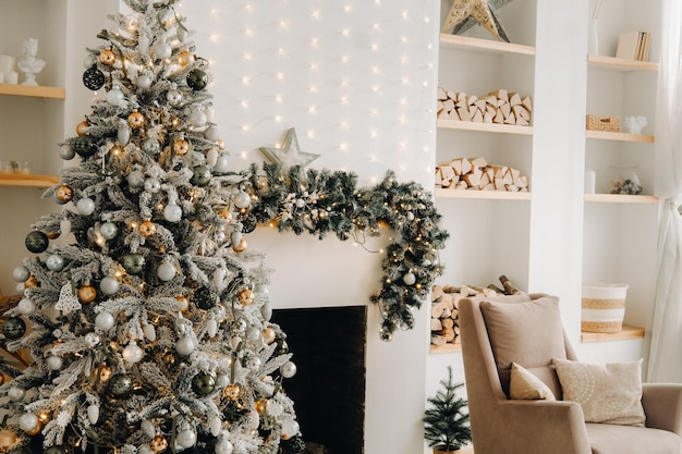 Arbre de Noël dans la maison Intérieur de NoëlZone photo de Noël décorée