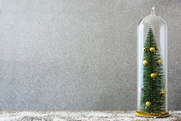 Arbre de Noël dans un récipient en cristal