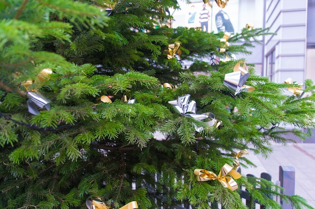 Arbre de Noël dans la rue de la ville