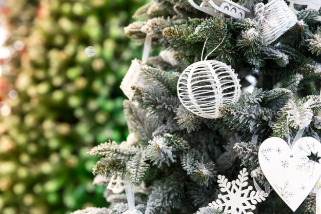 Arbre de Noël avec décor gros plan, nouvel an