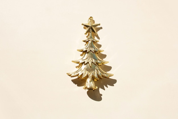 Arbre de Noël décoratif or sur fond blanc