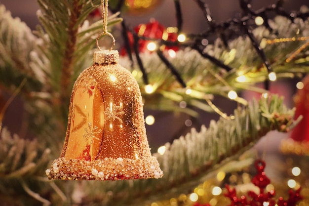 Arbre de Noël avec décoration cloche dorée Mise au point sélective avec photo de style vintage