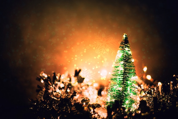 Arbre de Noël sur la décoration de Noël floue et fond neigeux.