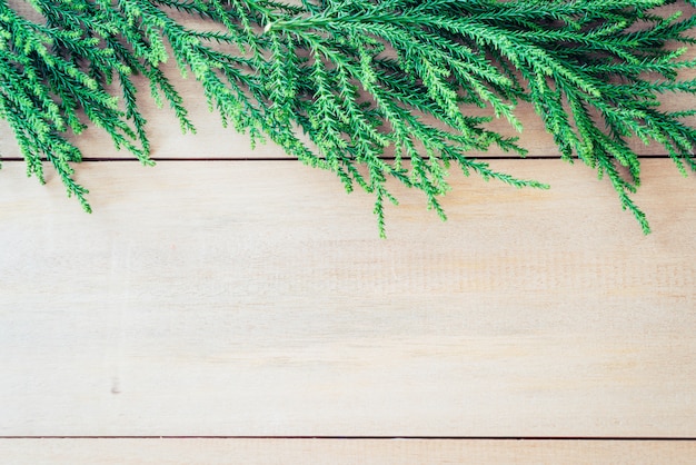 arbre de noël avec décoration de noël sur fond de bois