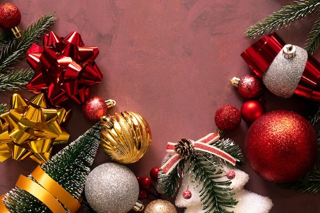 Arbre de Noël ou décoration de nouvel an branches de fourrure de fond boules de verre multicolores sur plast rouge