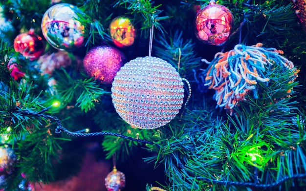 Arbre de Noël avec décorations de boules de Noël à Riga en Lettonie en hiver. Le sapin est décoré de symboles et d'accessoires festifs dans la vieille ville d'Europe. Salon de Noël et des fêtes. Avent sur le bazar