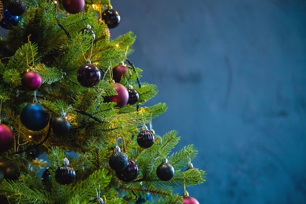 Arbre de Noël avec décorations et cadeaux. mise au point sélective. heureux.