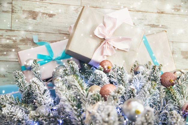 Arbre de Noël avec décorations et cadeaux. Mise au point sélective. Vacance.