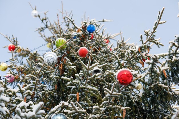 Arbre de Noël avec des décorations colorées de boules en hiver