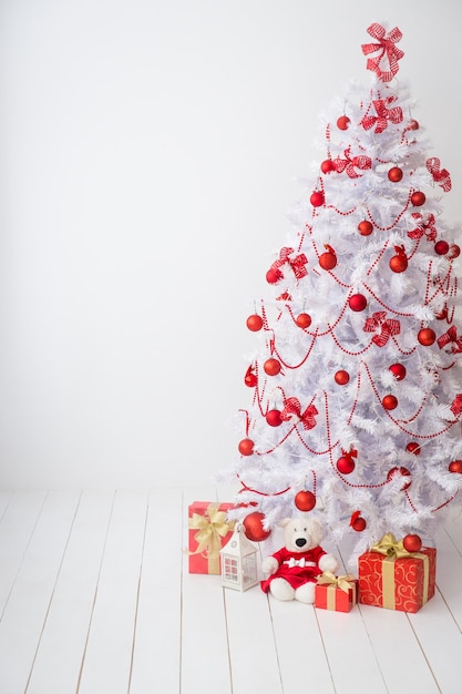 Arbre de Noël avec des décorations. Concept de vacances de Noël