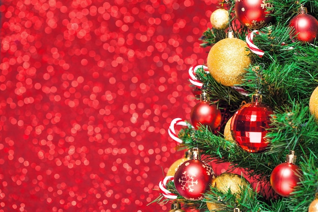 Arbre de Noël et décorations sur fond de paillettes rouges