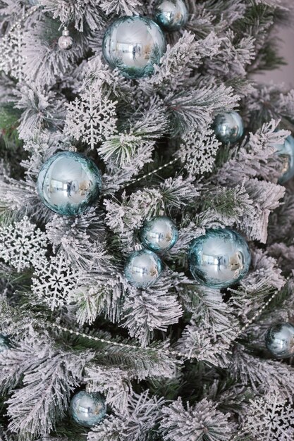 Arbre de Noël et décorations de Noël en couleur argent