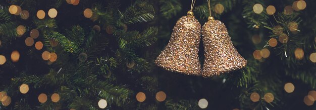Arbre de Noël avec des décorations. pour Noël et bonne année 2021. en-tête et couverture.