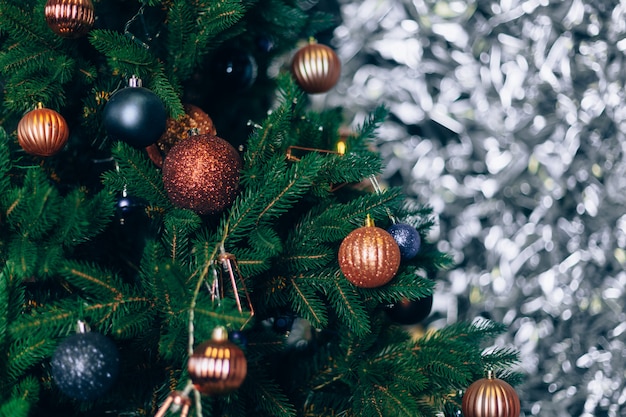 Arbre de Noël avec des décorations se bouchent