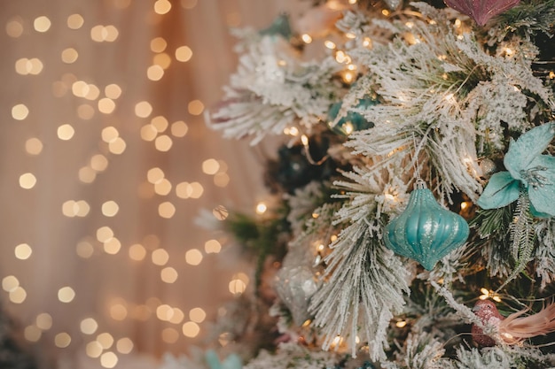 arbre de noël avec des décorations