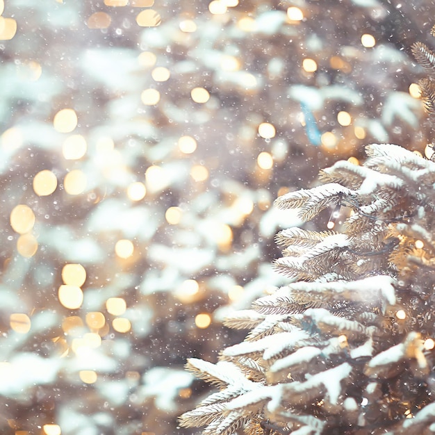 arbre de Noël décoré, beau fond, cadeaux et boules, vacances