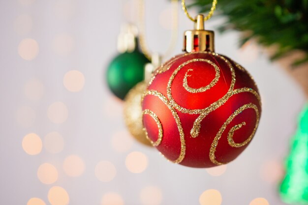 Arbre de Noël décoré de boule rouge sur fond de branches de pin