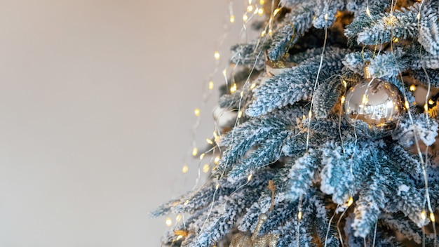 Arbre de Noël décoré de boules d'or et de lumières de Noël, espace de copie, format de bannière. Concept de fond de nouvel an. Espace pour le texte.