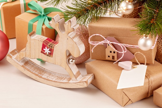 Arbre de Noël décoré avec des cadeaux emballés. Concept de célébration de Noël et du nouvel an