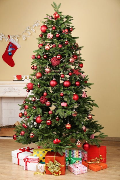 Arbre de Noël décoré avec des cadeaux en gros plan de la chambre