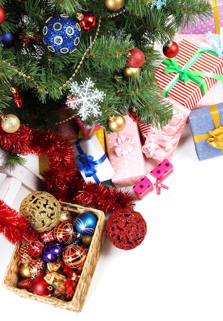 Arbre de Noël décoré avec des cadeaux, gros plan, isolé sur blanc