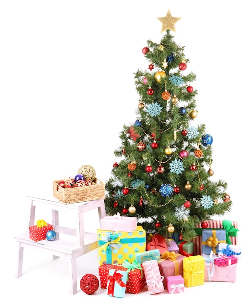 Arbre de Noël décoré avec des cadeaux isolés sur blanc