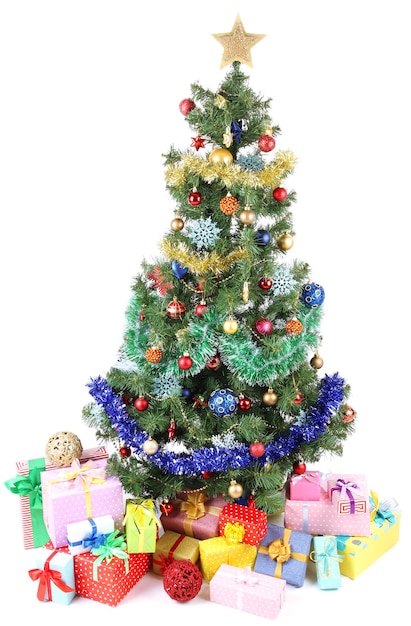 Arbre de Noël décoré avec des cadeaux isolés