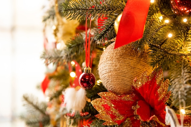 Photo arbre de noël décoré dans la chambre en gros plan