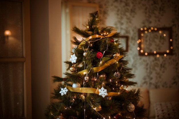 Photo arbre de noël décoré dans le salon