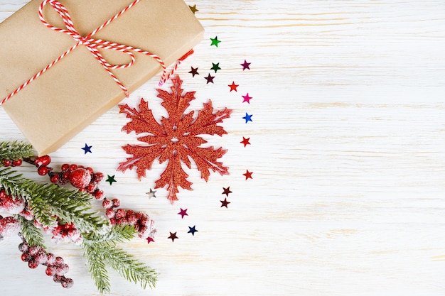 Arbre de Noël décoré et décorations du Nouvel An, coffret cadeau, guirlande et horloge sur fond en bois blanc avec espace de copie. Vue de dessus, flatlay.
