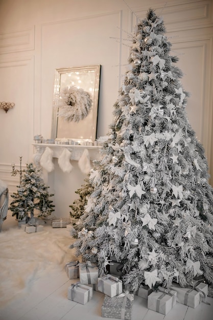 arbre de Noël décoré de façon festive