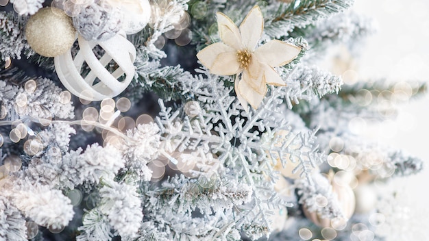 Arbre de Noël décoré sur fond flou, étincelant et féerique.