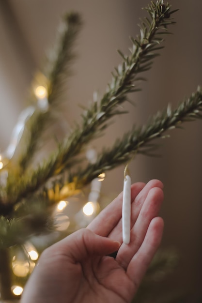 Arbre de Noël décoré sur fond scintillant et féerique flou