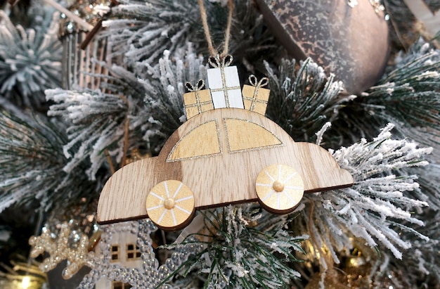 Arbre de Noël décoré d'un jouet de voiture en bois