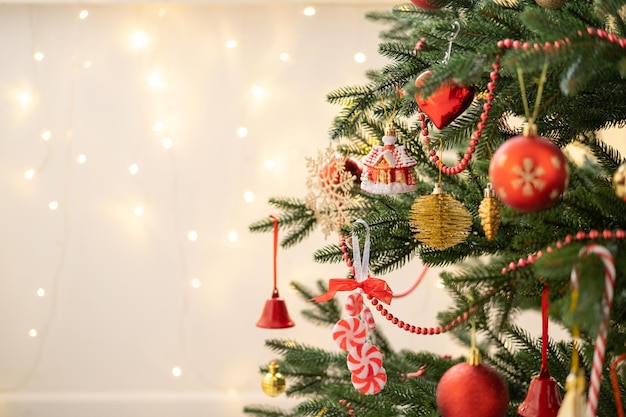 Arbre de Noël décoré de jouets dorés et rouges avec un arrière-plan flou