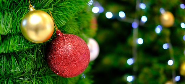 Arbre de Noël décoré sur des lumières floues