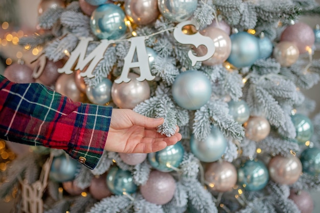 arbre de noël décoré de manière esthétique