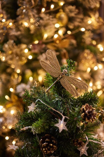 Arbre de Noël décoré d'or sur fond flou