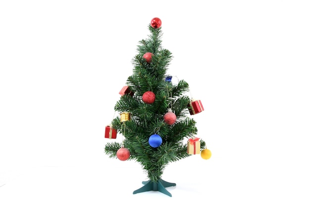 Arbre de Noël décoré pour le nouvel an isolé sur fond blanc