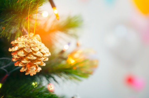 Arbre de Noël décoré avec suspension de boule en or,