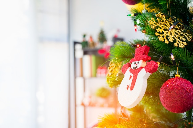 Arbre de Noël décoré avec suspension de boule rouge, poupée de neige