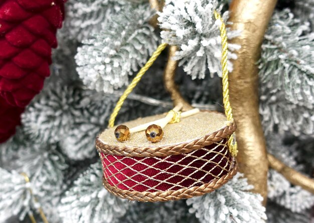 Arbre de Noël décoré d'un tambour de jouet