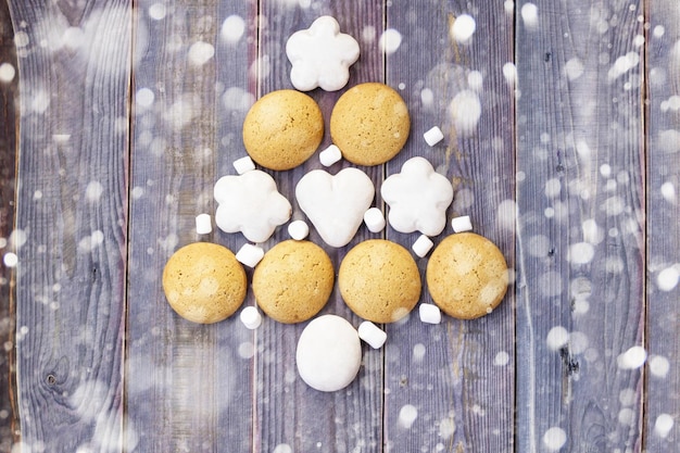 Arbre de Noël ou du Nouvel An composé de biscuits et de guimauves décorés de neige