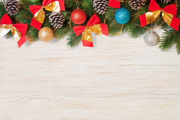 Photo arbre de noël et du nouvel an avec des décorations sur fond de bois blanc. bannière avec espace de copie