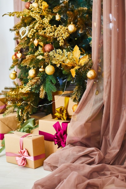 Arbre de Noël et du nouvel an orné de jouets en or. Chambre décorée de vacances