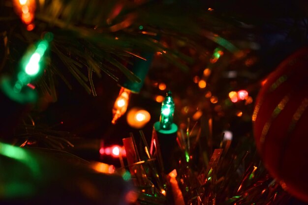 L'arbre de Noël éclairé la nuit