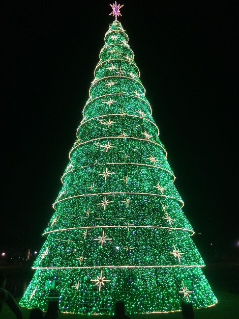 Photo arbre de noël éclairé la nuit