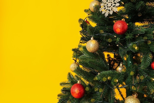 Arbre de Noël sur l'espace de fond jaune pour le texte